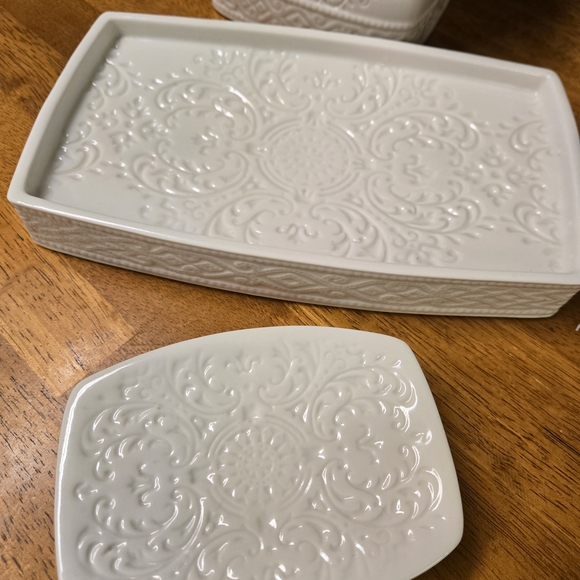 Kassatex Fine Porcelain Tissue Holder - Picture 5 of 5